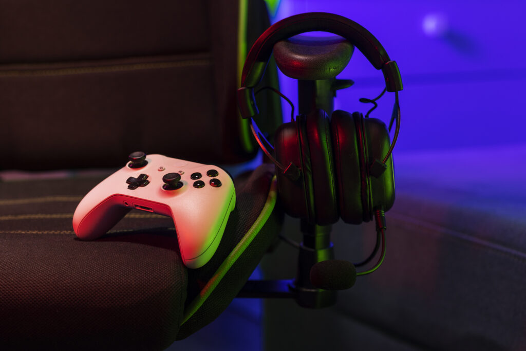 gaming-setup-with-controller-headphones